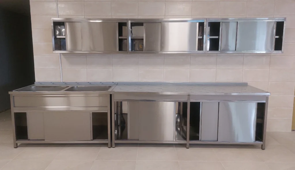Neutralna INOX oprema po mjeri — inox stolovi i radne površine